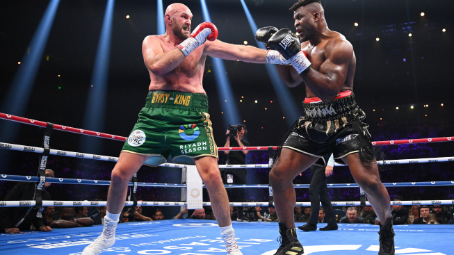 Mike Tyson, Conor McGregor a další bojovníci reagují na skvělý boxerský výkon Francise Ngannoua a jeho porážku