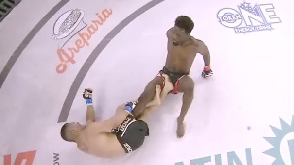 Video: MMA bojovník omylem sám sobě nasadil páku na nohu a musel odplácat
