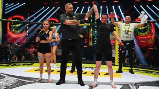 50letá žena pomstila v kleci svého syna, jeho bývalou přítelkyni knockoutovala ve druhém kole