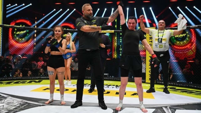 50letá žena pomstila v kleci svého syna, jeho bývalou přítelkyni knockoutovala ve druhém kole