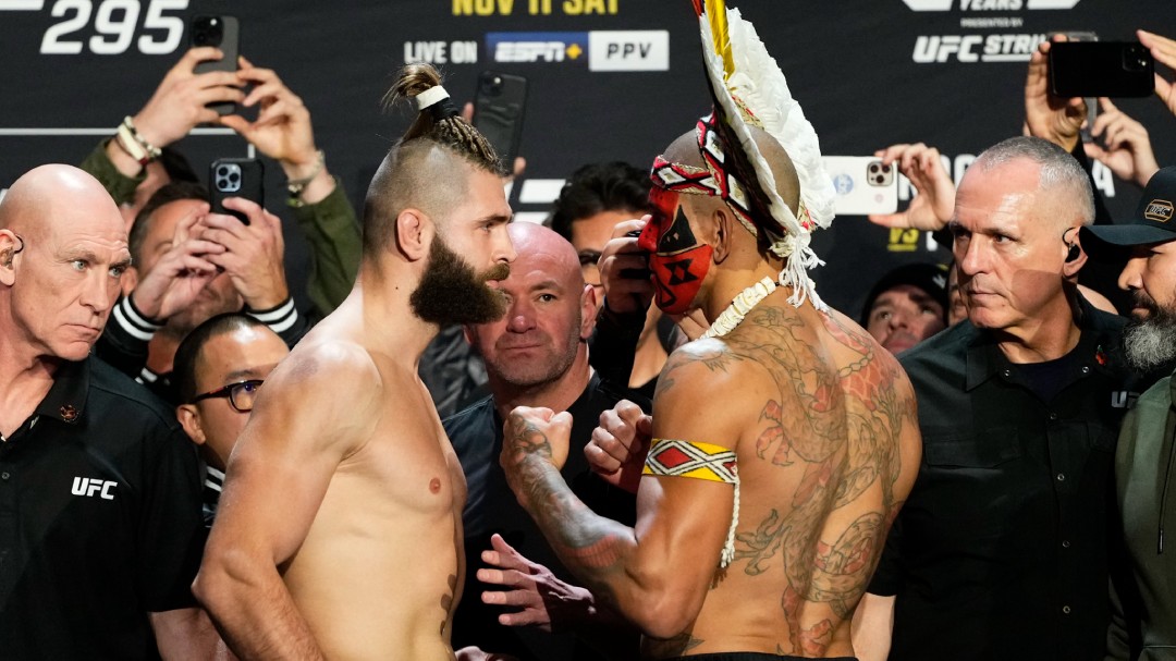 Pereira je borec, ale načasování hraje do karet Procházkovi, myslí si Max Holloway