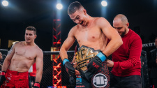 Viktor Červinský se raduje z vítězství nad Davidem Hoškem