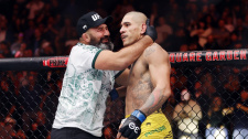 Glover Teixeira a Alex Pereira se radují z vítězství nad Jiřím Procházkou