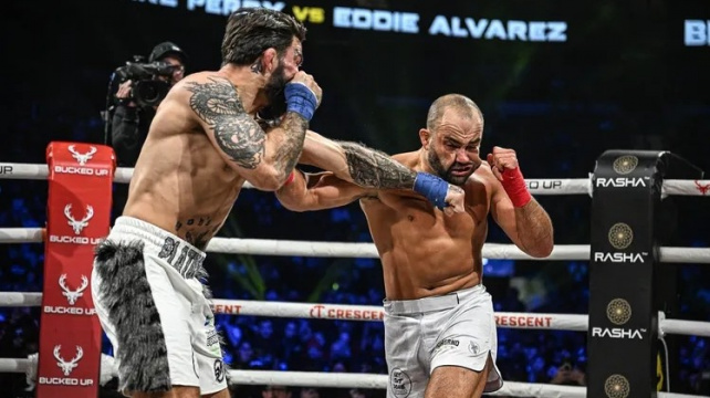 Veteráni UFC se potkali v boxu bez rukavic, exšampion dostal takové bití, že se po druhém kole vzdal