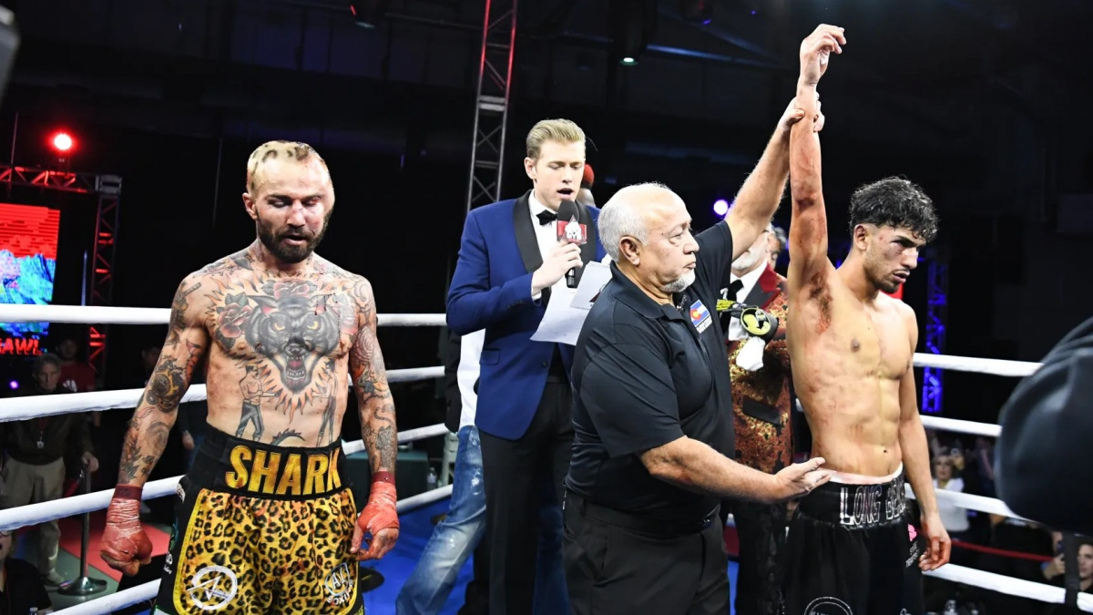 Šampion v boxu bez rukavic schytal takové bití, až to vypadalo, že mu narostla druhá hlava