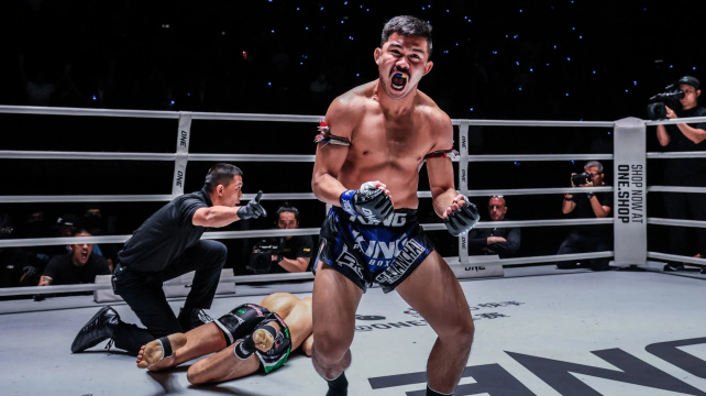 Thajec Prajanchai se Italovi pomstil i s úroky, k zemi ho poslal tvrdým loktem a vzal si zpět pás šampiona