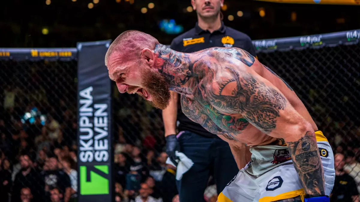 Řítí se do brutálního problému, varoval šéf Oktagonu konkurenční organizaci, která pokukuje po Pirátovi