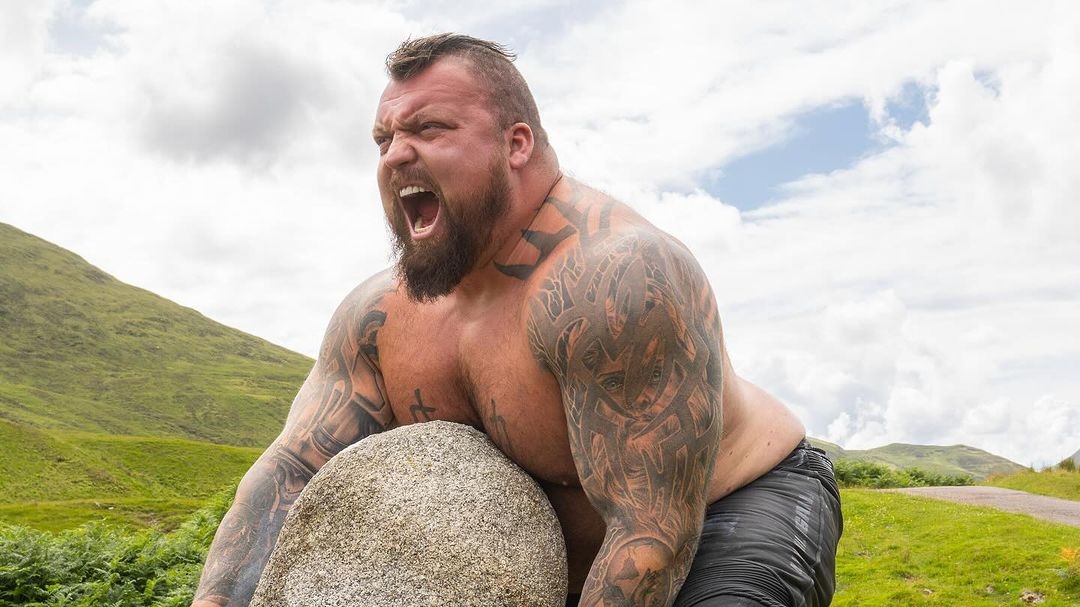 Strongman Eddie Hall se chystá na MMA zápas, na tréninku šel po kopu do hlavy k zemi