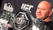 Dana White ukazuje unikátní pás BMF ("baddest motherfucker") pro největšího tvrďáka