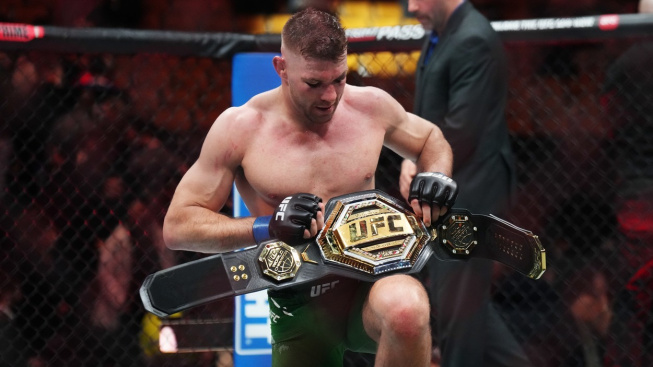 Video: Nového UFC šampiona přivítaly doma v Jižní Africe nadšené davy fanoušků