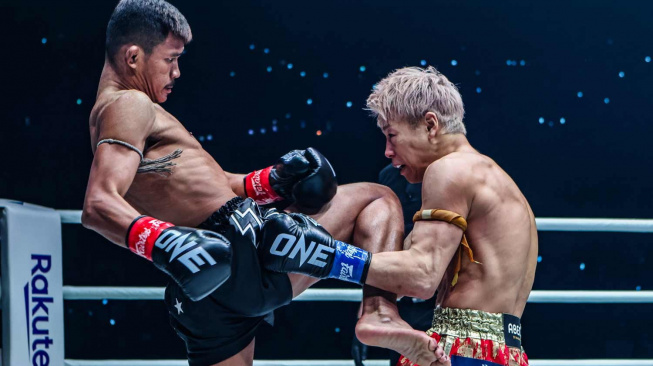 Kickboxer Takeru v očekávané premiéře nestačil na thajského kopáče Superleka, po zápase nemohl chodit