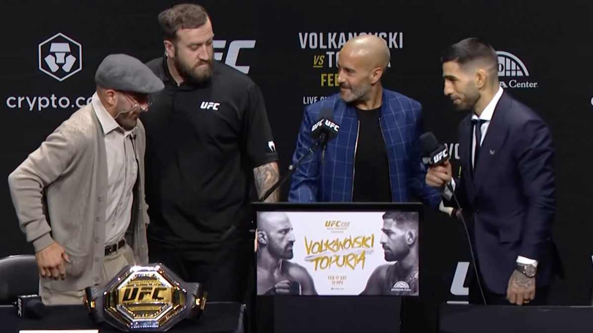 Tiskovku před UFC 298 si pro sebe ukradl šampion Volkanovski, který přišel převlečený za staříka