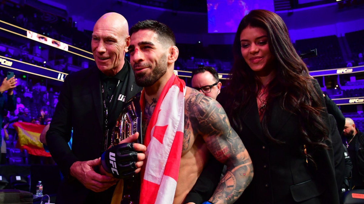 UFC má nového krále, šampiona Volkanovskiho sesadil přesně tak, jak předpovídal
