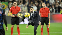 Ilia Topuria provádí slavnostní výkop zápasu Realu Madrid proti Seville