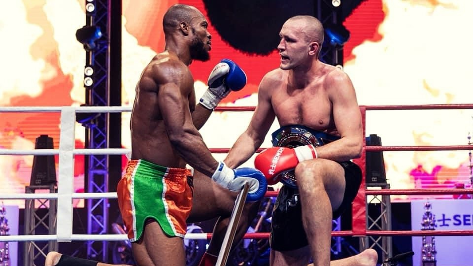 Vytrvalost porazila hrubou sílu. Thaiboxer Klauda veze z Bulharska pás, soupeře ukončil kolenem