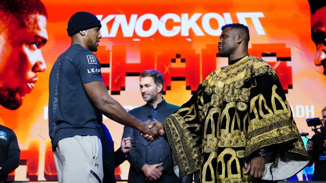 Anthony Joshua a Francis Ngannou se střetli tváří v tvář, neslo se to v gentlemanském duchu