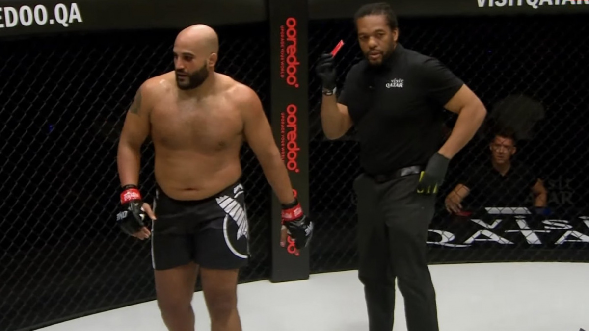 To jsme ještě neviděli! Indický těžkotonážník se tak bál soupeře, že dostal červenou kartu