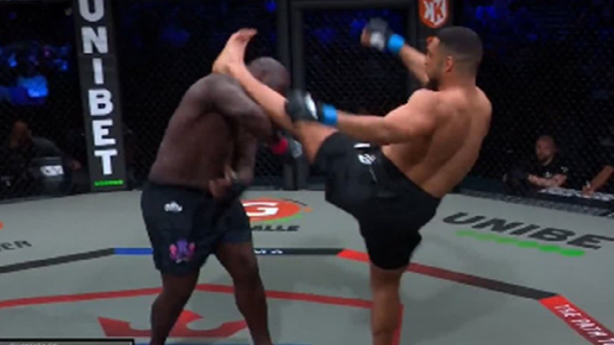 Bizarní KO. Znuděný bojovník naprosto rezignoval na obranu a šel po 10 vteřinách k zemi