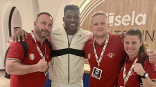 Francis Ngannou a tým Muay Thai Olomouc (trenér Tomáš Musil, Martin Švarc a Michaela Hlaváčiková)