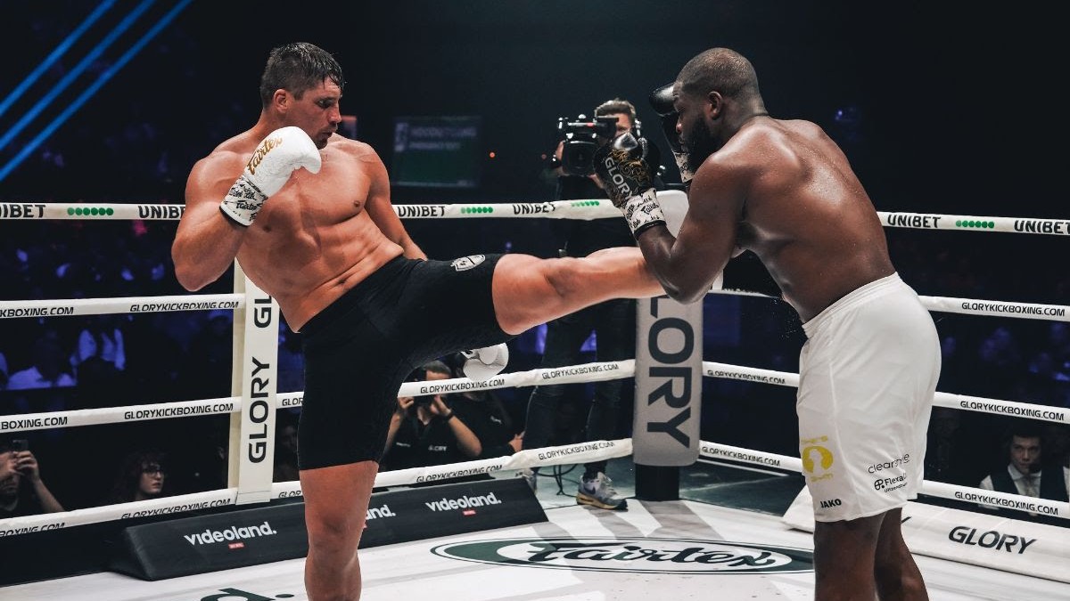 Král kickboxu zůstává na trůnu, ve finále pyramidy šel ale do počítání a musel ukázat srdce bojovníka