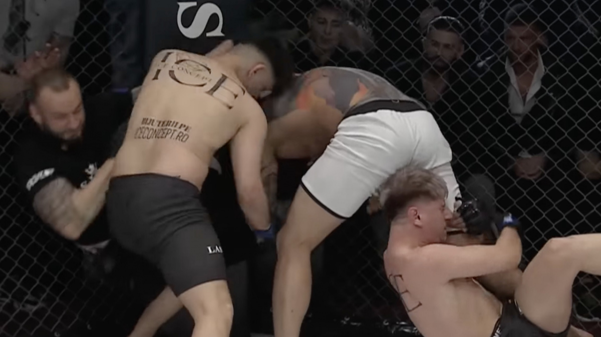 Zápas 2 na 1 měl nečekaný konec, do boje se zapojil rozhodčí a nadělil neposlušnému bojovníkovi KO fackou