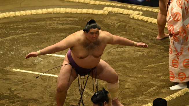Jak vzniká dohjó na turnaj sumó – měření provázkem, mravenčí práce a zakopání chobotnice