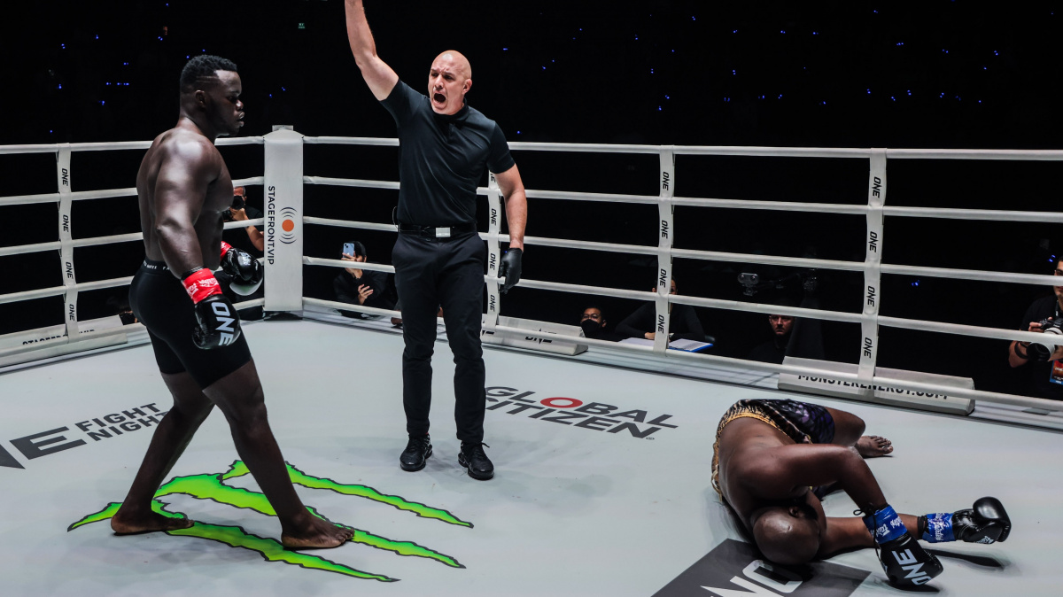 Divočina v ringu. Zápas dvou senegalských hromotluků připomínal Clash of the Stars