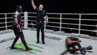 Divočina v ringu. Zápas dvou senegalských hromotluků připomínal Clash of the Stars