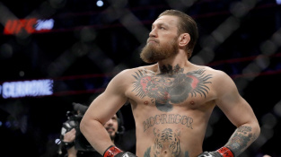 Kop na žebra i takedown. Divoký Conor McGregor řádil na hřišti během fotbalového utkání