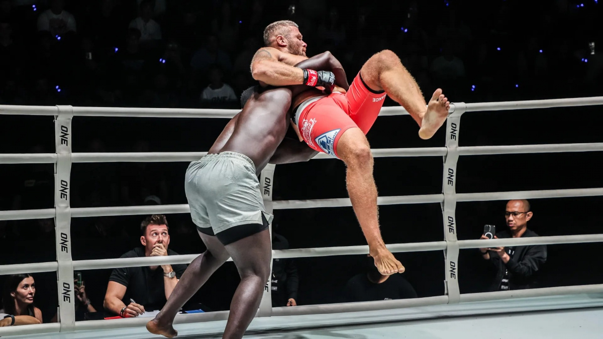 Překvapení v ringu ONE. Senegalský svalovec "Reug Reug" sesadil z trůnu těžké váhy trojitého šampiona