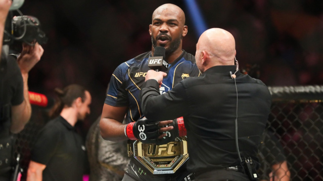 Jon Jones je ochoten vzdát se titulu šampiona, pokud mu UFC dovolí bojovat s Pereirou o pás pro "největšího tvrďáka"