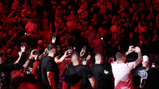 Opice, pořvával bojovník na diváky. Když opouštěl klec, dostal za vyučenou