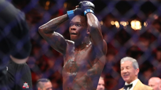 Posmutnělý Adesanya reaguje na drtivou porážku. Už na to nemáš, měl bys jít do důchodu, vzkázali mu „fanoušci”. Názor nabídl i Dana White