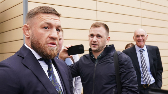 Už se chová jako zvíře. Nadutý Conor McGregor ztratil nervy a poplival fanouška Khabiba