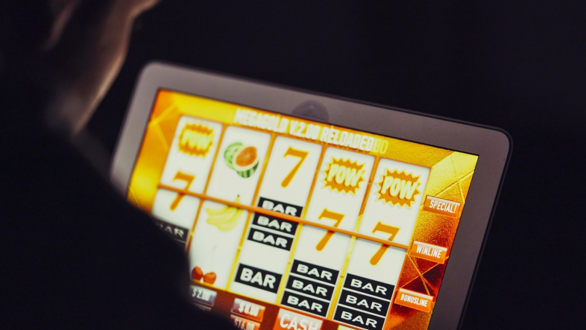 Češi v roce 2023 v hazardních hrách vsadili 873,5 mld. Kč