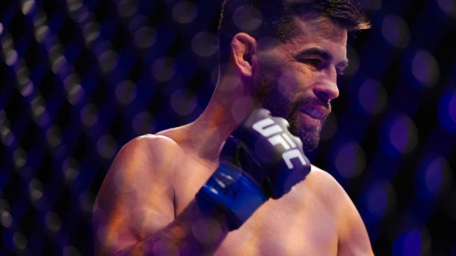 Ruka začala modrat, doktoři museli okamžitě zasáhnout. Dominick Cruz popsal děsivé zranění, které ho přimělo ukončit kariéru