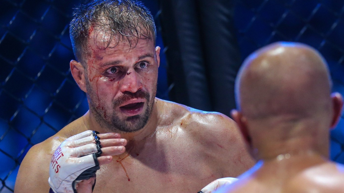 Procházkův soupeř z Rizinu tvrdě narazil v boxu bez rukavic. K zemi letělo bezvládné tělo