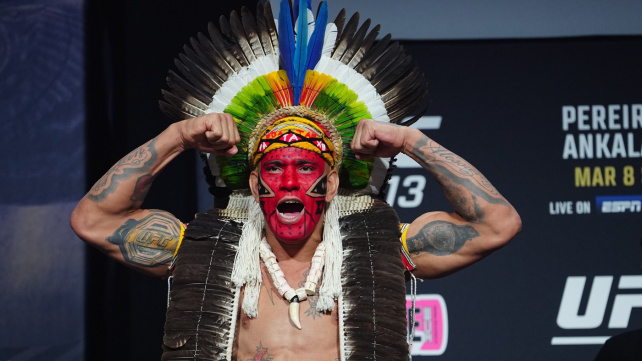 Černá magie? Alex Pereira nasál dým a odevzdal se hypnotickému rituálu