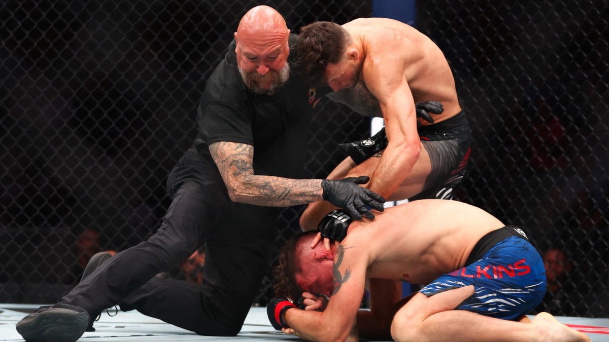 Rozhodčí zaspal? Polomrtvý Američan byl vystaven brutálnímu dobíjení