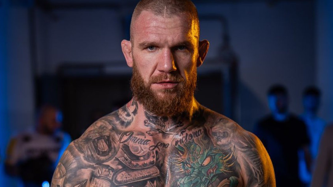 Na mně si jméno dělat nebude, vzkázal Pirát před bitvou s Humburgerem a vysvětlil, jak s vojákem zatočí