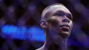 Israel Adesanya nevydržel drsné kázání známého motivačního řečníka, na nekonečných schodech se pozvracel