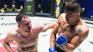 Oslava nezdolné vůle! Šampion Bartosiński si na začátku zápasu utrhnul biceps, přesto odbojoval plných pět kol