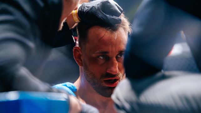 Na turnaji Oktagonu schytal tvrdé KO, přesto odmítal odjet do nemocnice. Mohl umřít, upozornil rozhodčí