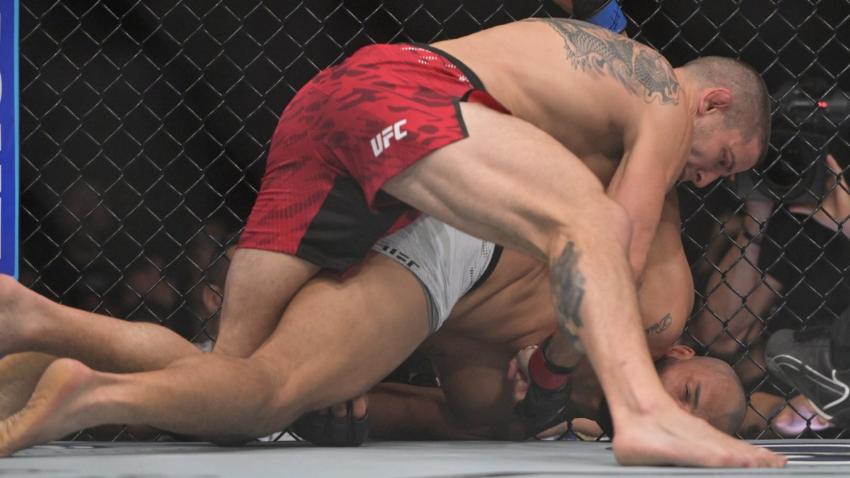 Drama v UFC: Bojovník skončil v bezvědomí, po drtivém loktu mu praskla lebka. Z klece ho odnášeli na nosítkách