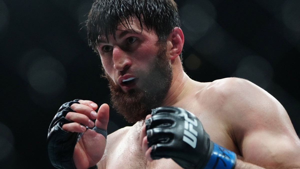 Procházka s Pereirou odmítli titulovou šanci? Já bych to vzal, přihlásil se nebezpečný škrtič z těžké váhy. Šampionovi dal zajímavý slib