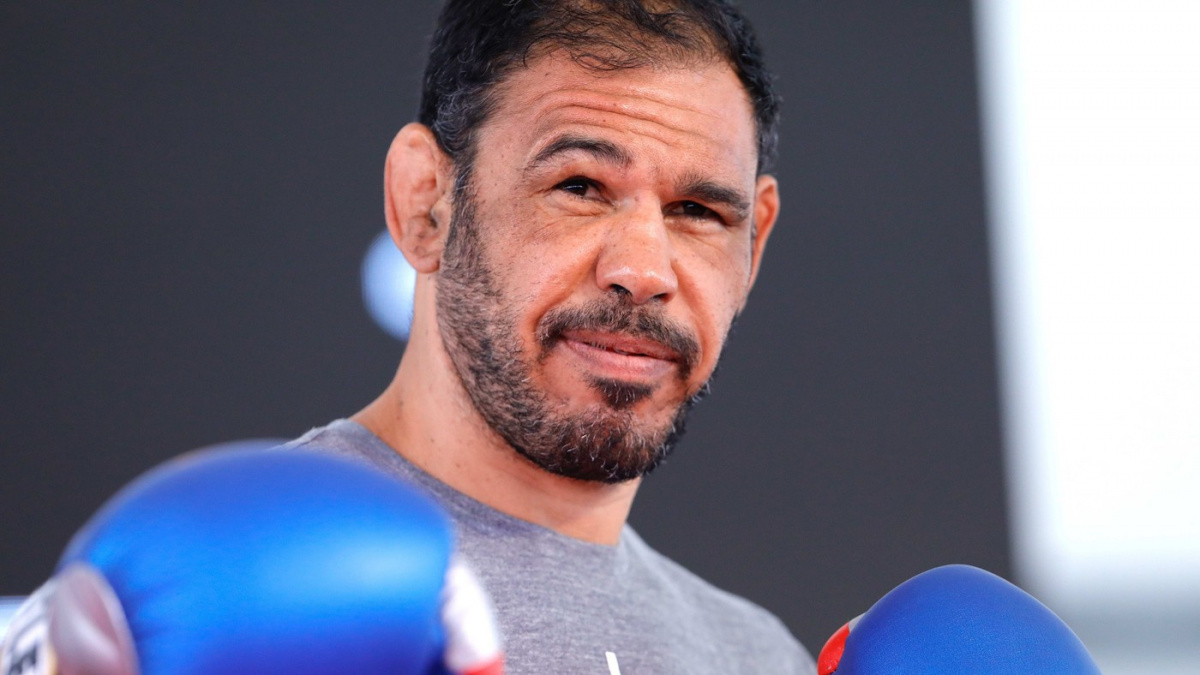 Influencer si vyskakoval na 48letého veterána z UFC. V ringu schytal drtivý hák a ustlal si v provazech