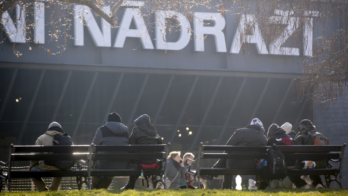 Hazard se životem? Mladíci uspořádali MMA zápasy bezdomovců