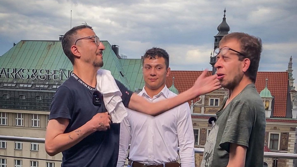 Video zachycuje zápasy bezdomovců v Praze. Zúčastnila se i bývalá hvězda Clashe