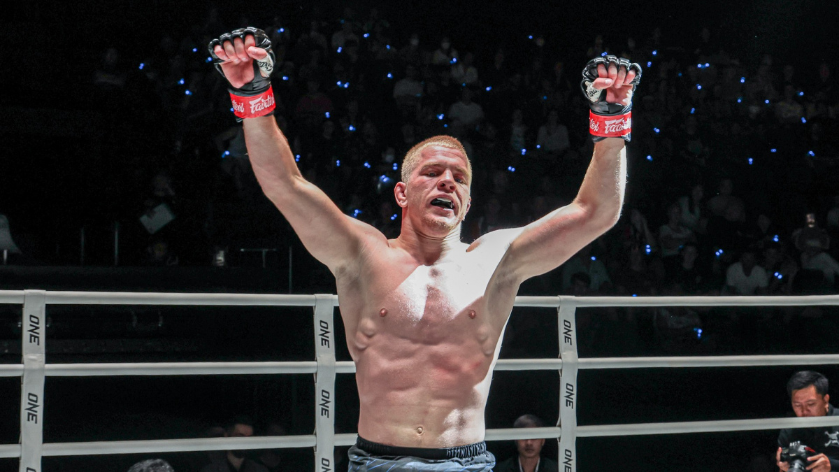 Šokující moment v ringu: Ruský bojovník padl k zemi po zásahu elektrickým proudem