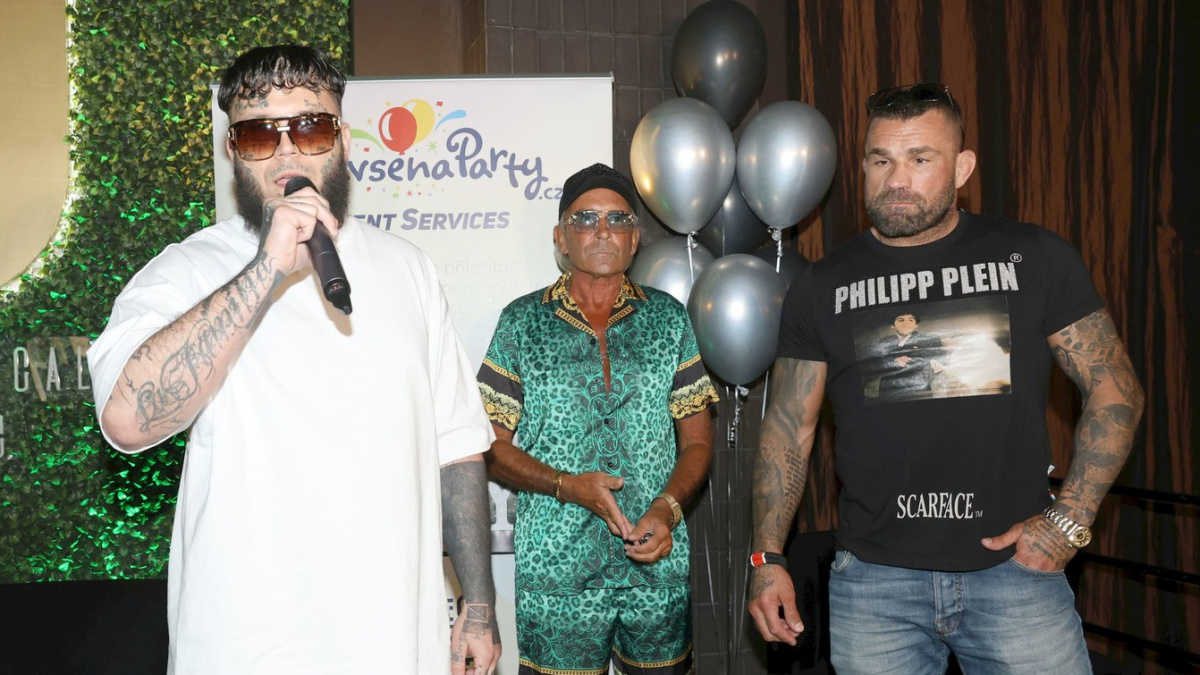 Kluci z basy v kleci: Leo Beránek se pochlubil smlouvou s Clashem, už se o něj hlásí první vyzyvatel